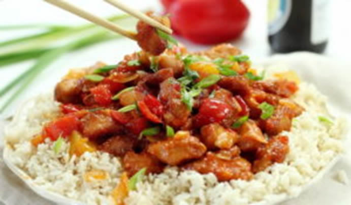 Курица в ореховой посыпке с подливкой