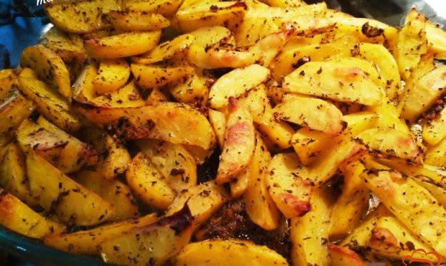 Запеченный картофель с куркумой