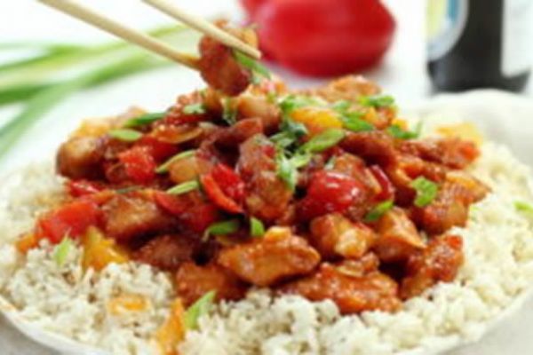 Курица в ореховой посыпке с подливкой