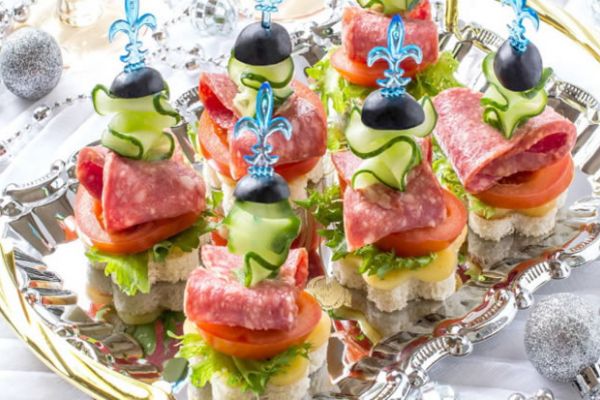 Канапе с колбасой и сыром, овощами или зеленью